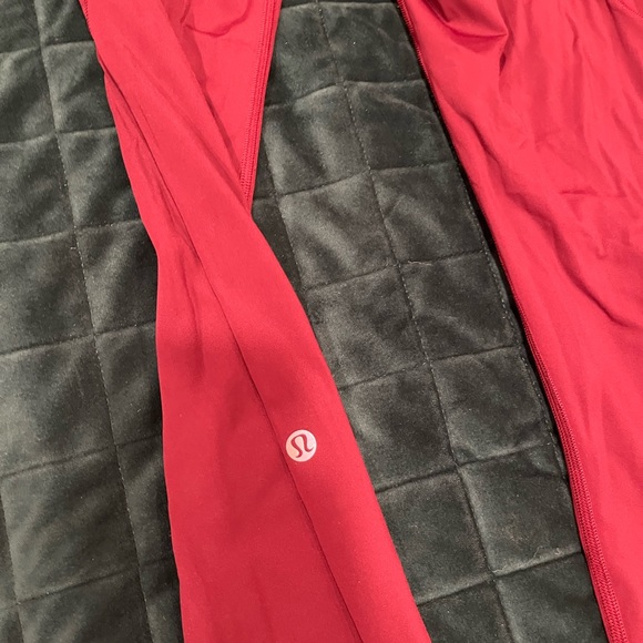LuLu Lemon Ruby/Maroon Capri leggings - Picture 3 of 4